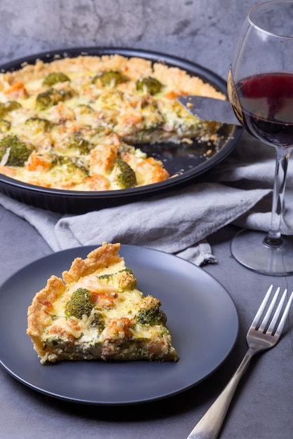 Torta de quiche aberta com brócolis de truta e queijo torta tradicional de doces caseiros sem açúcar