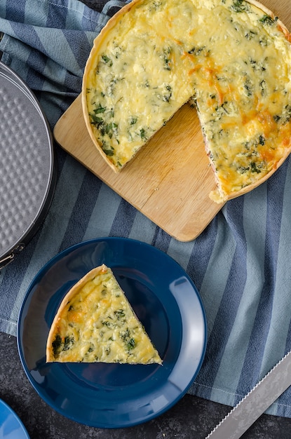 Torta de quiche aberta francesa.