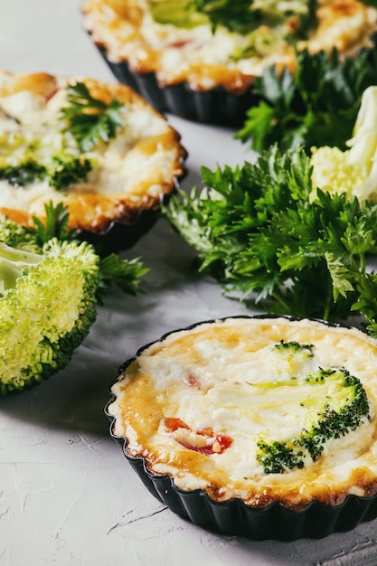 Torta de quiche assada com verdes