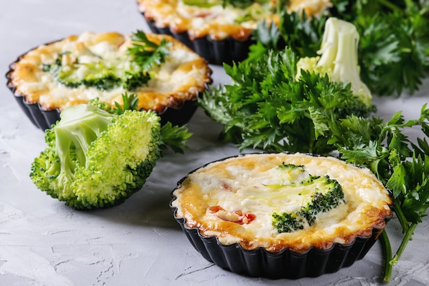 Torta de quiche assada com verdes