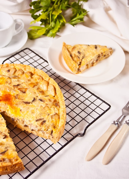 Torta de quiche francesa com frango e cogumelos