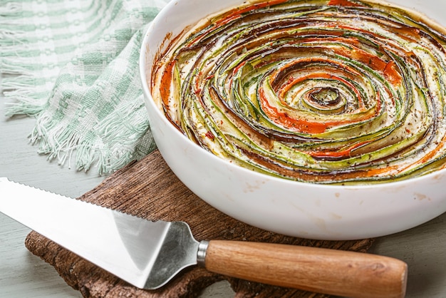 Torta de ratatouille clássica em uma mesa cinza clara.