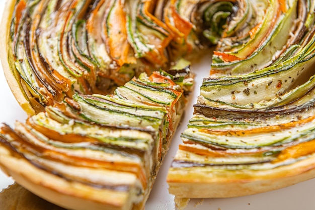 Torta de ratatouille clássica em uma mesa cinza clara.