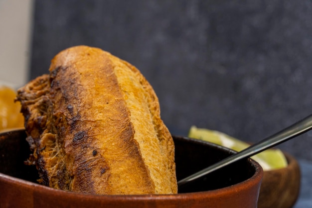 Torta de res typisch mexikanisches Gericht aus Jalisco mit salzigen Brotpaprika und gerösteten Zwiebeln