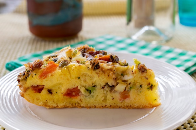 Torta de sardinha com vegetais diversos