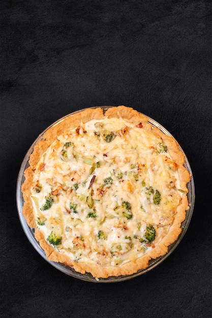 Torta de shortbread aberto com frango e brócolis, polvilhada com queijo