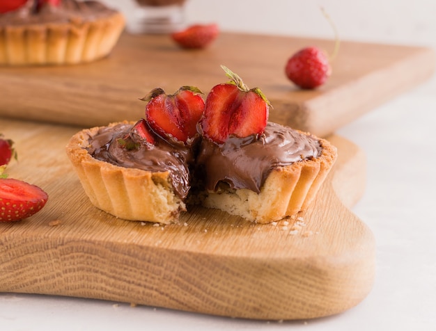 Foto torta de sobremesa de chocolate doce com frutas. fechar-se