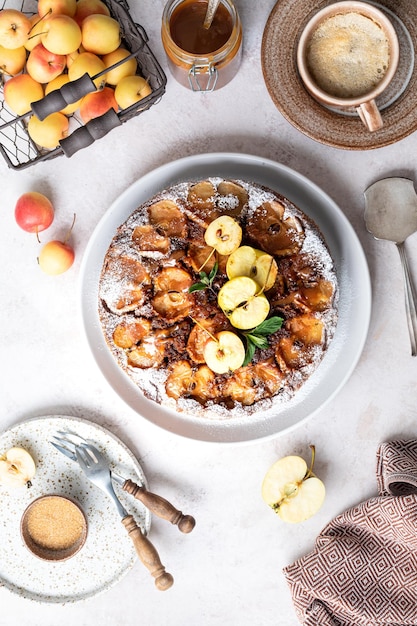 Torta de tarte tatin caseira com maçãs e nozes em um fundo bege Torta de maçã francesa foco seletivo Vista superior