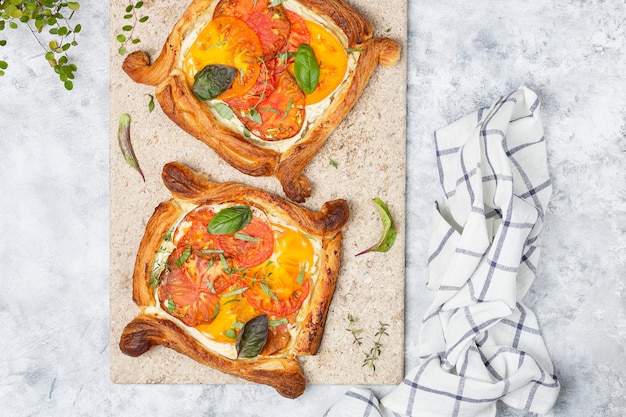 Torta de tomate simples, massa folhada coberta com ricota e tomate