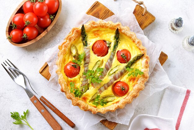 Torta de torta com queijo, aspargos, bacon e tomate cereja