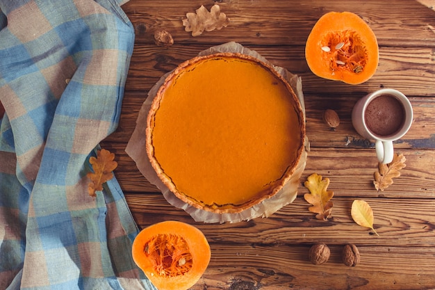 Foto torta de torta de abóbora com creme de laranja de abóbora em fundo de madeira marrom