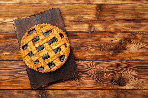 torta de torta de framboesa doce tradicional caseira de outono na mesa de madeira para o dia de Ação de Graças