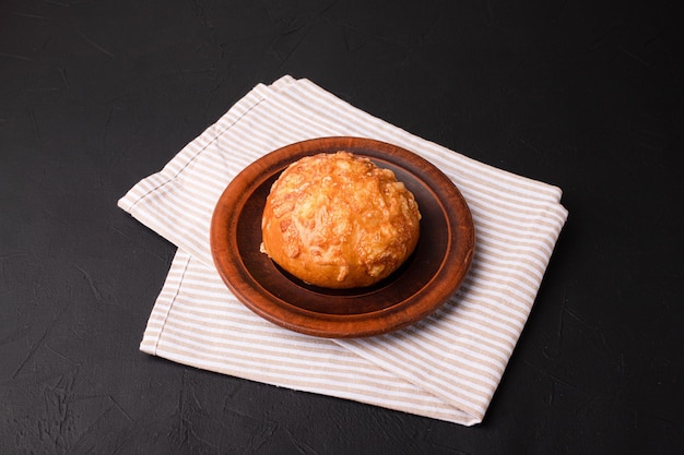 Torta de torta em uma cozinha georgiana de fundo preto