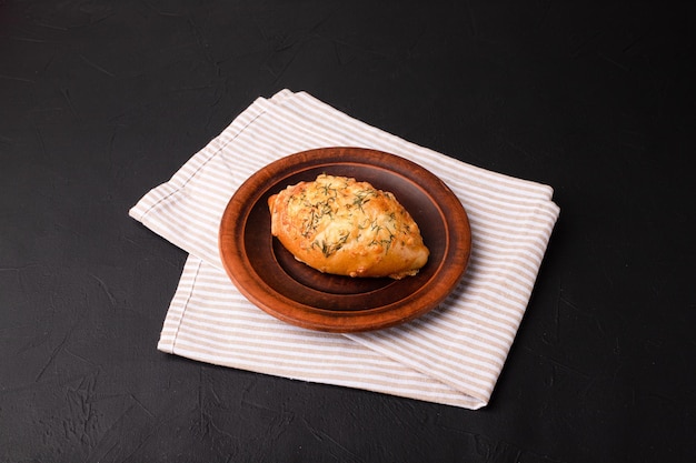 Torta de torta em uma cozinha georgiana de fundo preto