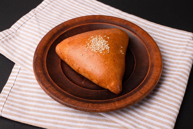 Torta de torta em uma cozinha georgiana de fundo preto