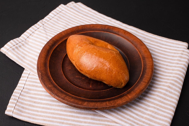 Torta de torta em uma cozinha georgiana de fundo preto