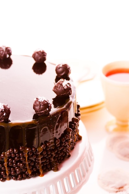 Torta de trufas de caramelo salgado com camadas de bolo de chocolate recheado com mousse de caramelo salgado, coberto com chocolate.