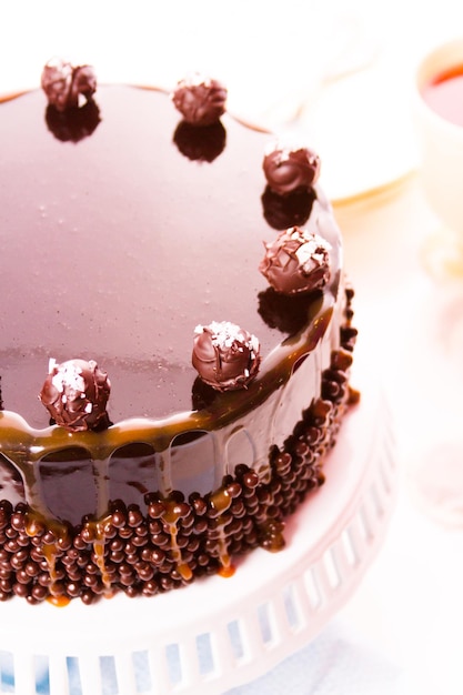 Torta de trufas de caramelo salgado com camadas de bolo de chocolate recheado com mousse de caramelo salgado, coberto com chocolate.