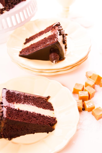 Torta de trufas de caramelo salgado com camadas de bolo de chocolate recheado com mousse de caramelo salgado, coberto com chocolate.