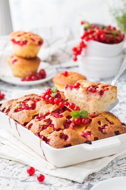 Torta de verão com groselha e pêssegos em um prato de cerâmico branco