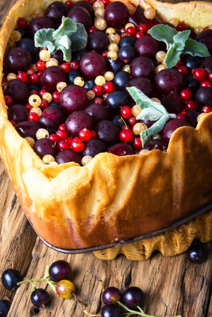 Torta de verão rústica com bagas