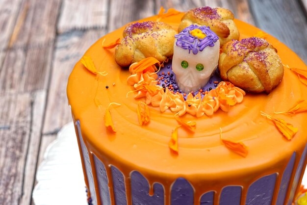 Torta decorada con motivo de la celebración del día de muertos