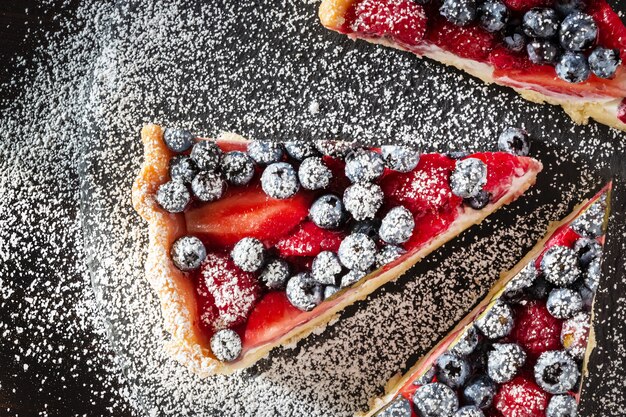 Torta deliciosa caseiro com ricota e morango fresco, mirtilo e framboesa.