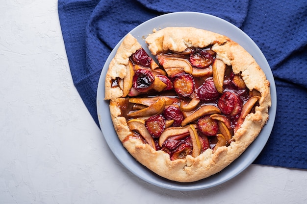 Torta deliciosa com ameixas e peras