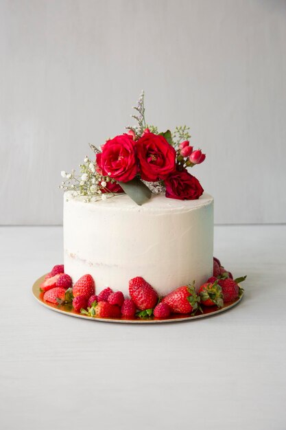 Torta desnuda con crema de mantequilla blanca Topper de rosas rojas Torta pequeña pastelería temática