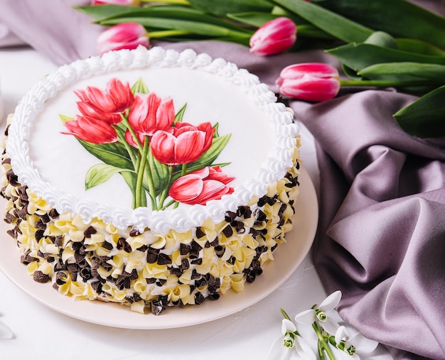 Torta del día internacional de la mujer con flores.