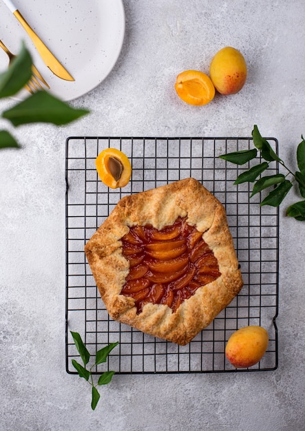 Torta doce de galette caseira com damasco