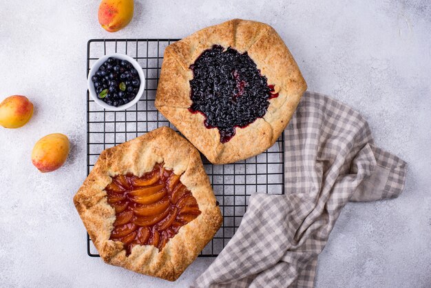 Torta doce de galette caseira com frutas