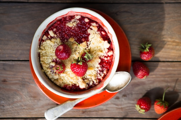 torta doce. desmoronar com morangos. Torta de morango ou torta de verão com crumble