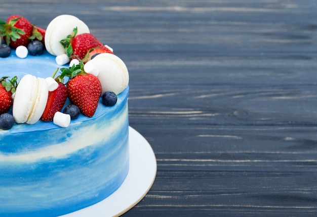 Torta dulce con fresas en placa sobre fondo de madera gris