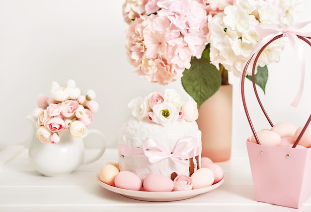 Torta dulce de Pascua con flores y huevos