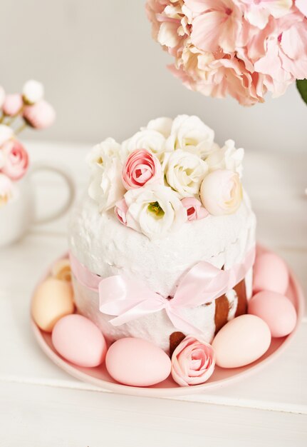 Torta dulce de Pascua con flores y huevos