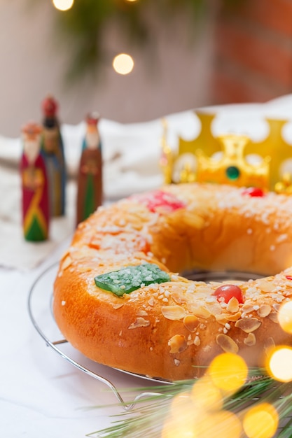 Foto torta de epifanía española tradicional roscon de reyes con decoraciones festivas