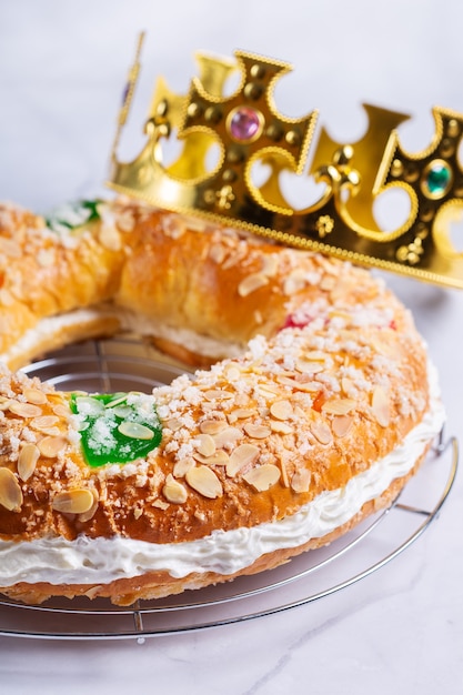 Torta de epifanía española tradicional roscon de reyes con decoraciones festivas