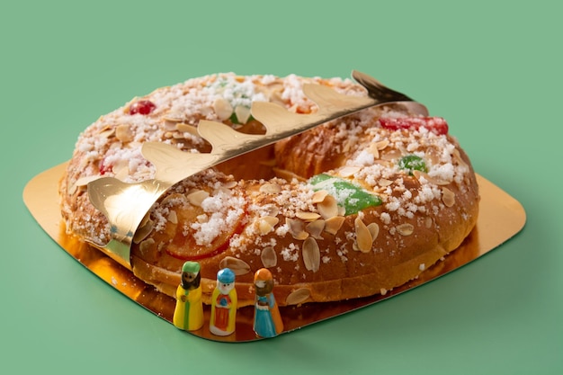 Torta de epifanía típica española "Roscon de Reyes" sobre fondo verde