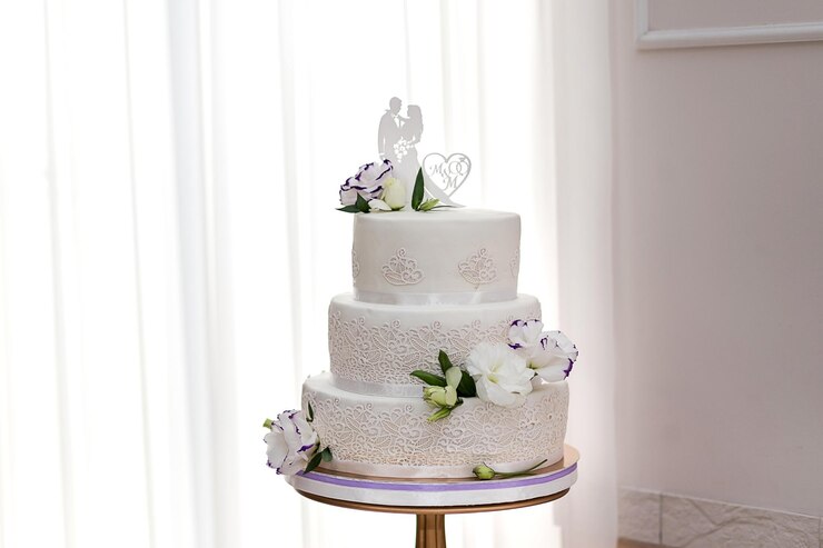 Torta festiva de casamento em tons brancos