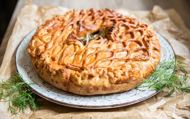 Torta folhada com frango e alho-poró decorada com endro