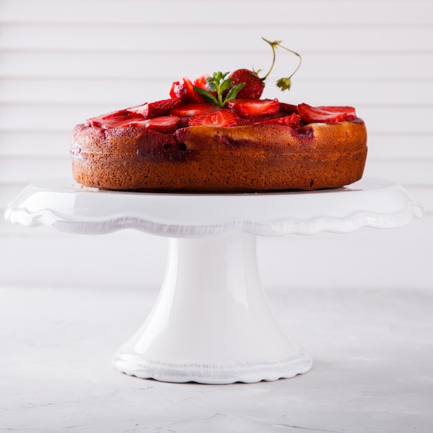 Torta con fresas frescas. Galleta.