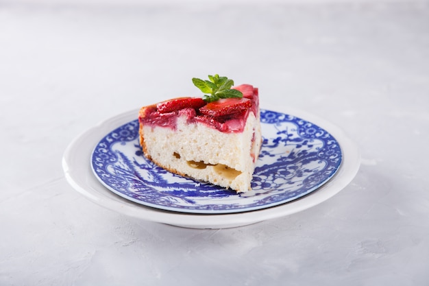 Torta con fresas frescas. Galleta.