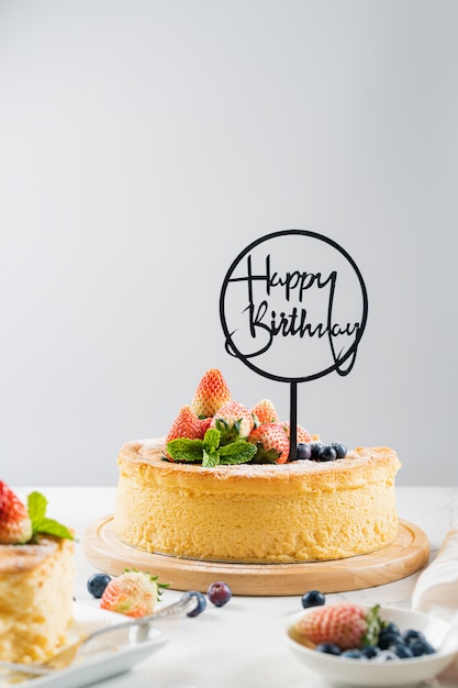 Torta de la fruta fresca del feliz cumpleaños con la fresa., Concepto de la comida Torta de queso japonesa con la fresa y el arándano.