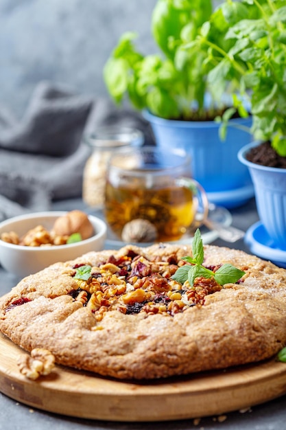 Torta galette caseira com groselhas e nozes