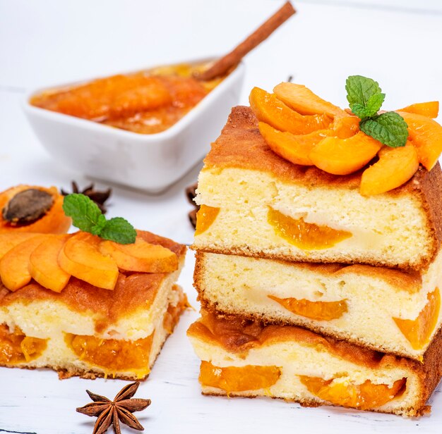 Torta de galleta de albaricoque al horno, piezas cuadradas