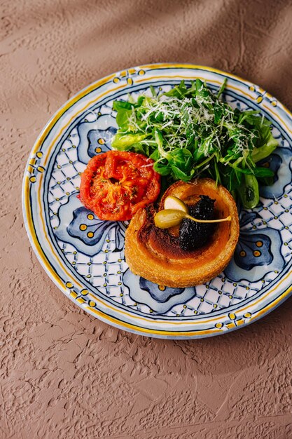 Foto torta gourmet con ingredientes frescos en un plato artístico