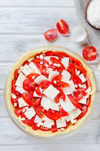 Torta grega crua com queijo feta e tomate para assar