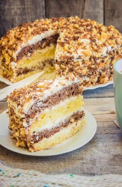 Foto torta hecha en casa de la crema agria con té. enfoque selectivo