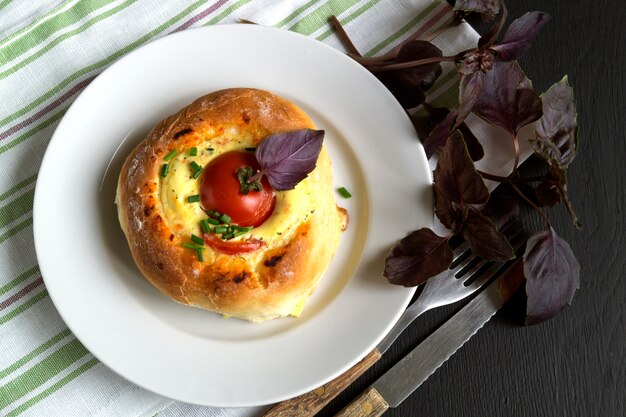 Torta hecha en casa del país con queso y tomates.